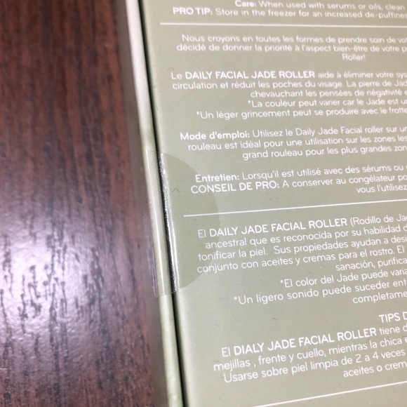 Daily Concepts Jade Roller & Headband Bundle - Picture 9 of 9